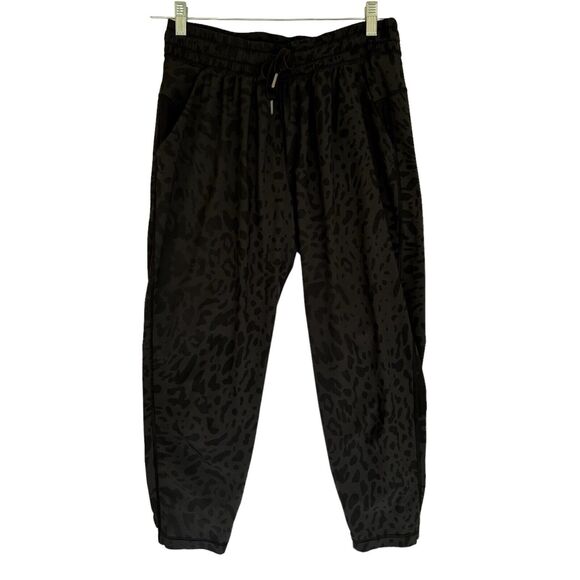 Lululemon Pants - Lululemon women's drawstring cropped jogger style animal print pants size 4